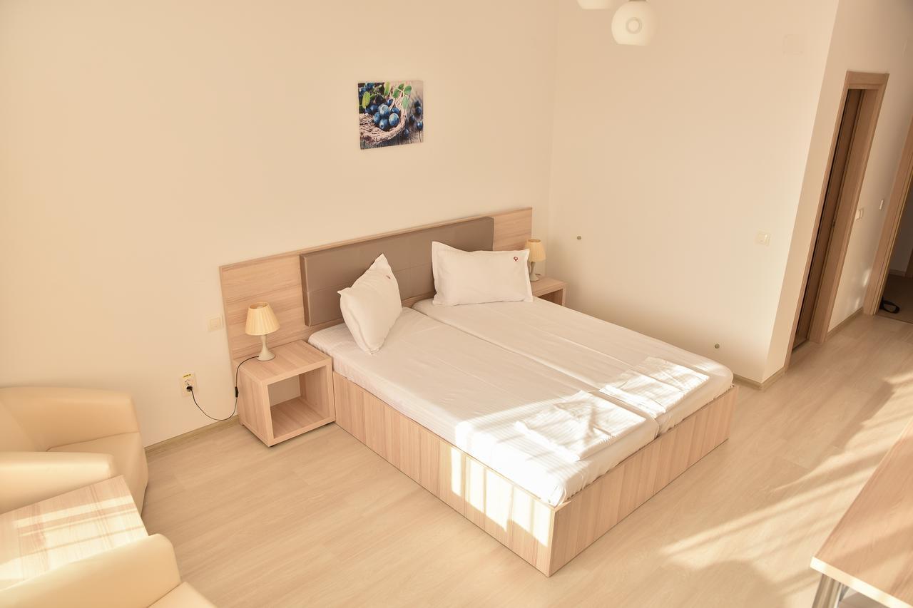 Q Hotel Нептун Екстериор снимка